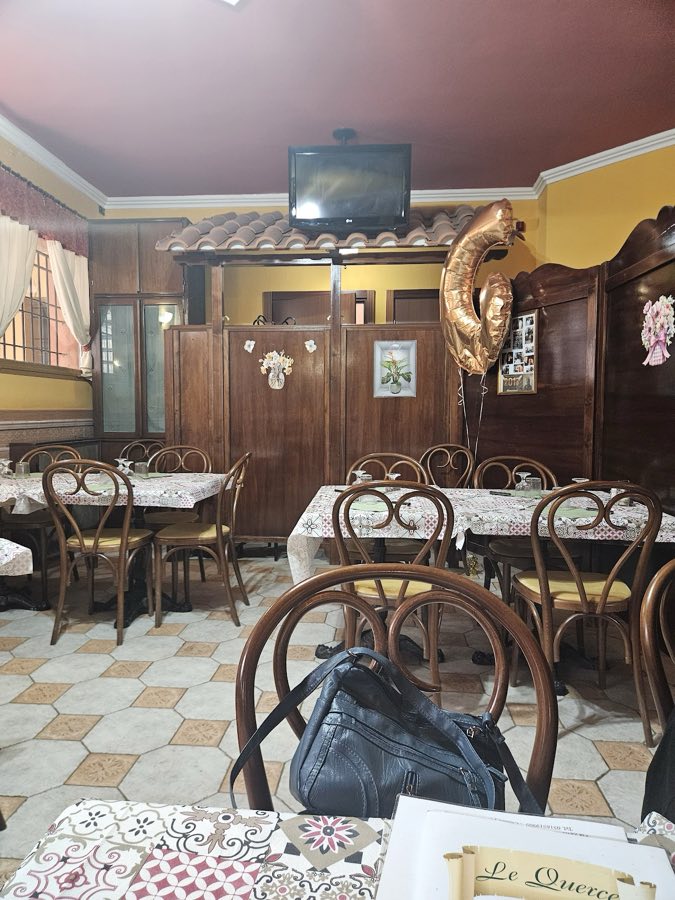 La sala di Le Querce, con le sedie in legno curvato e i tavoli apparecchiati